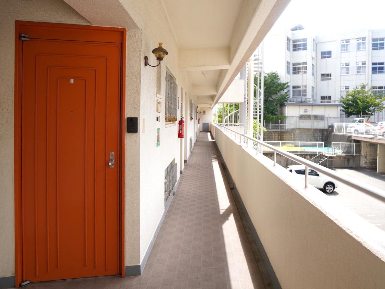 福岡市南区多賀の売買物件/アイコニックな、オレンジカラーの玄関扉。