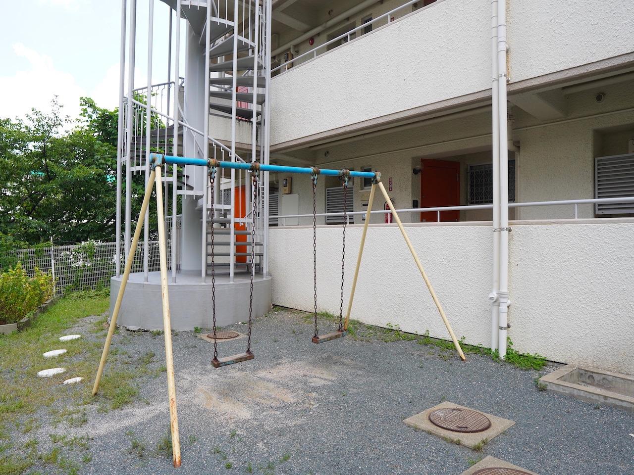 福岡市南区多賀の売買物件/なんと、共用の敷地にブランコがありました。