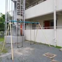 福岡市南区多賀の売買物件/なんと、共用の敷地にブランコがありました。