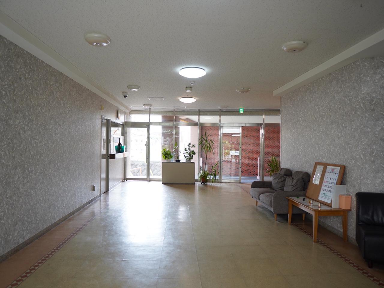 福岡市南区多賀の売買物件/ロビーは、昭和の香りがする静かな空間。