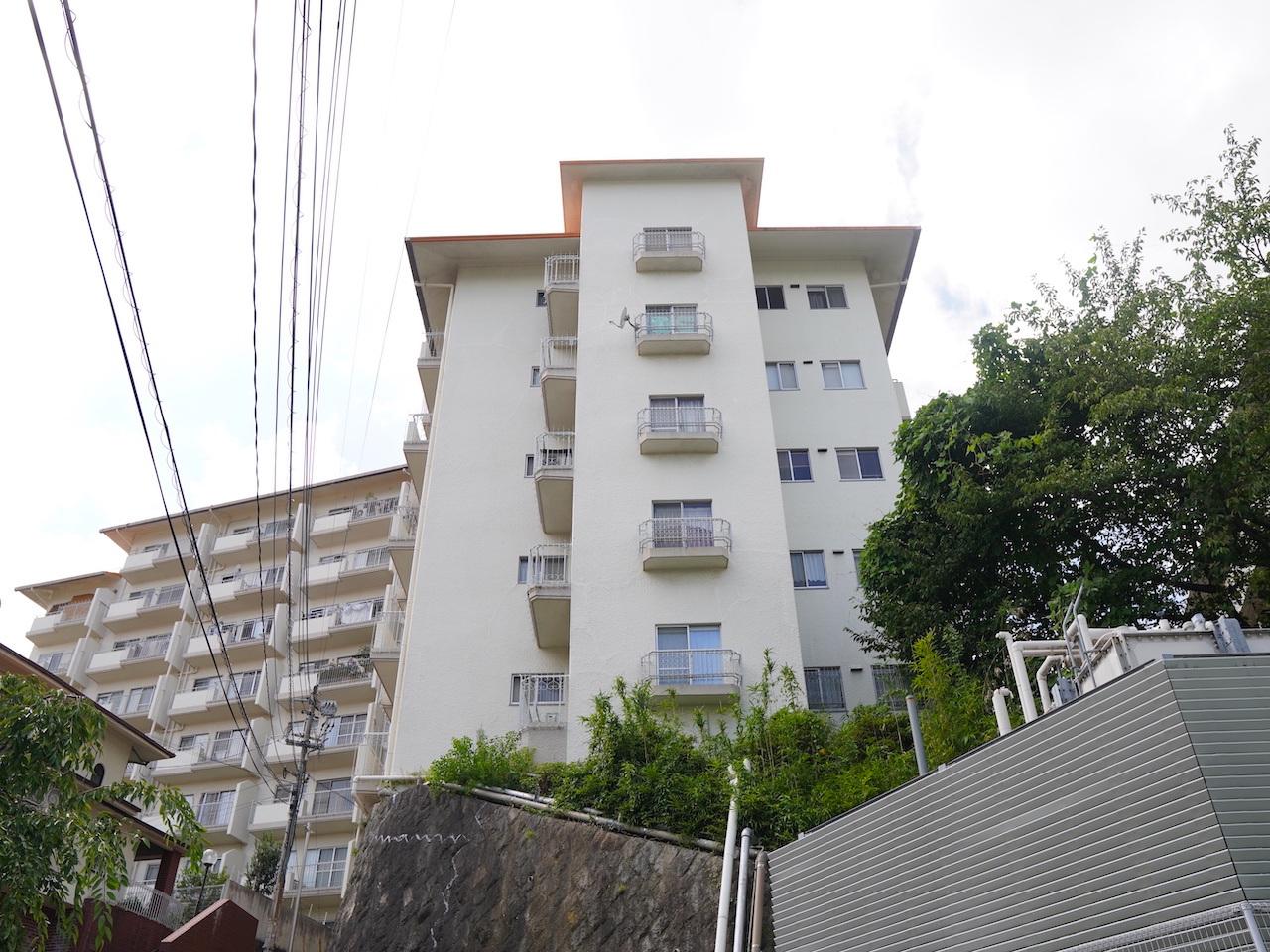 福岡市南区多賀の売買物件/外観は爽やかなレトロマンションです。