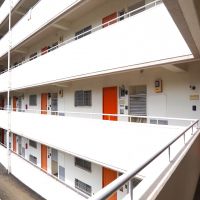 福岡市南区多賀の売買物件/共用部。螺旋階段とか、色の感じとかがこの年代ならではの雰囲気。