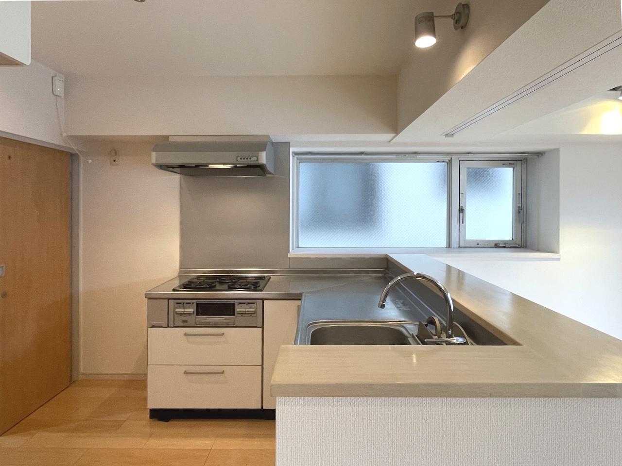 福岡市早良区高取の賃貸物件/L字のシステムキッチン。