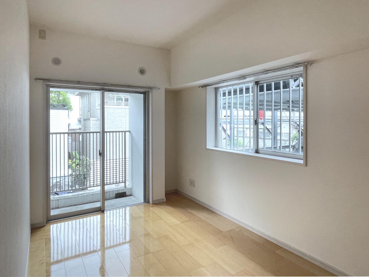 福岡市早良区高取の賃貸物件/洋室1。こちらにも小さめのバルコニーがあります。