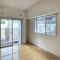 福岡市早良区高取の賃貸物件/洋室1。こちらにも小さめのバルコニーがあります。