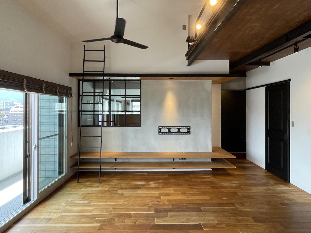 福岡市南区花畑の売買物件/棚を造作しており、テレビは壁掛けを想定。家具の準備は不要です。