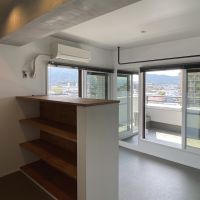 福岡市南区花畑の売買物件/両方の窓からバルコニーに出入り可能。