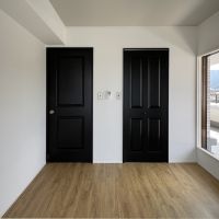 福岡市南区花畑の売買物件/左がLDKと繋がるドア、右の扉はウォークインクローゼットになります。