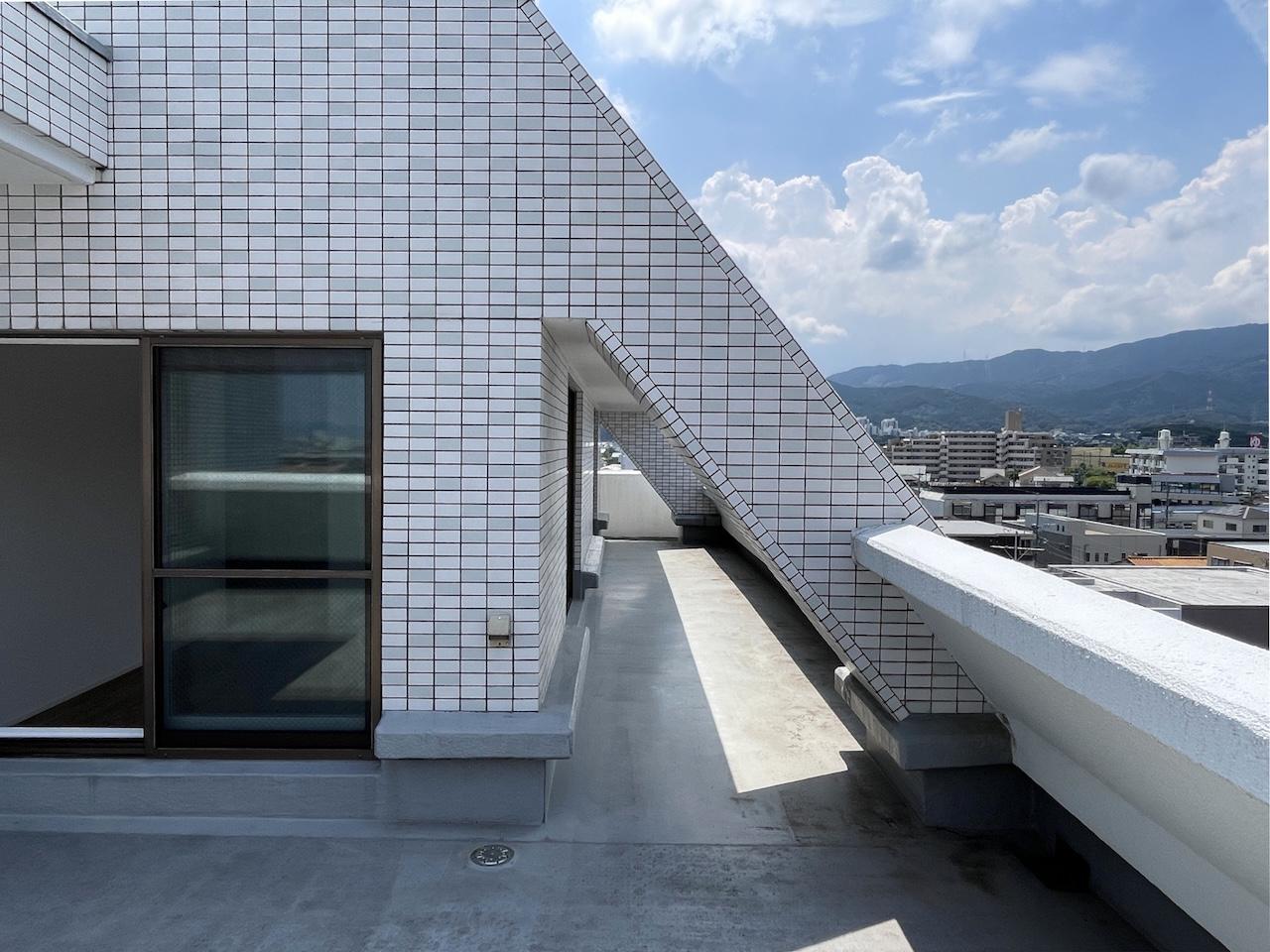 福岡市南区花畑の売買物件/ぐるりとコの字になったバルコニーです。