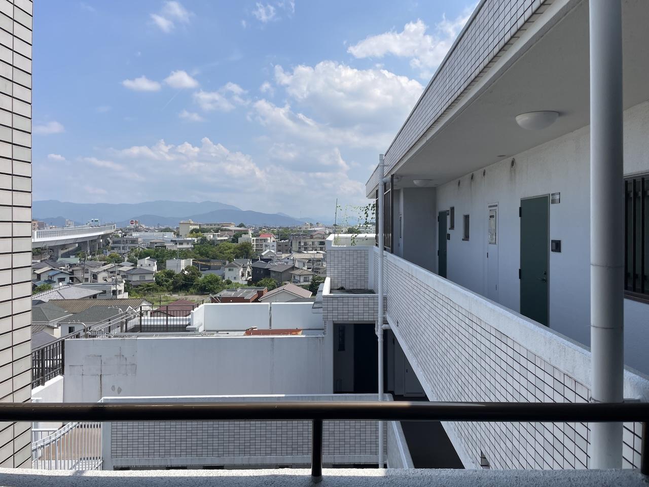 福岡市南区花畑の売買物件/共用部も明るく景色が抜けてます。