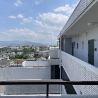 福岡市南区花畑の売買物件/共用部も明るく景色が抜けてます。