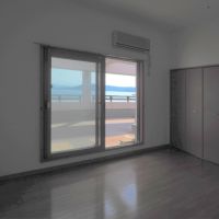 福岡市東区大岳の売買物件/6.6帖の洋室。収納もあります。