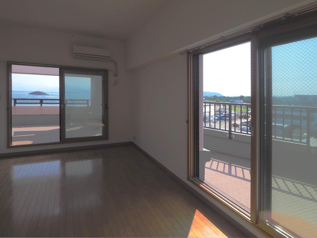 福岡市東区大岳の売買物件/8.4帖の洋室。どの部屋もバルコニーと接しています。
