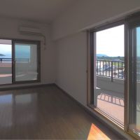 福岡市東区大岳の売買物件/8.4帖の洋室。どの部屋もバルコニーと接しています。