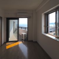 福岡市東区大岳の売買物件/6.4帖の洋室。とんがったバルコニー付き。