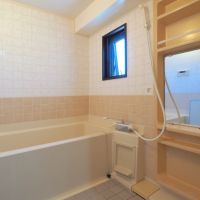 福岡市東区大岳の売買物件/窓のあるバスルーム。