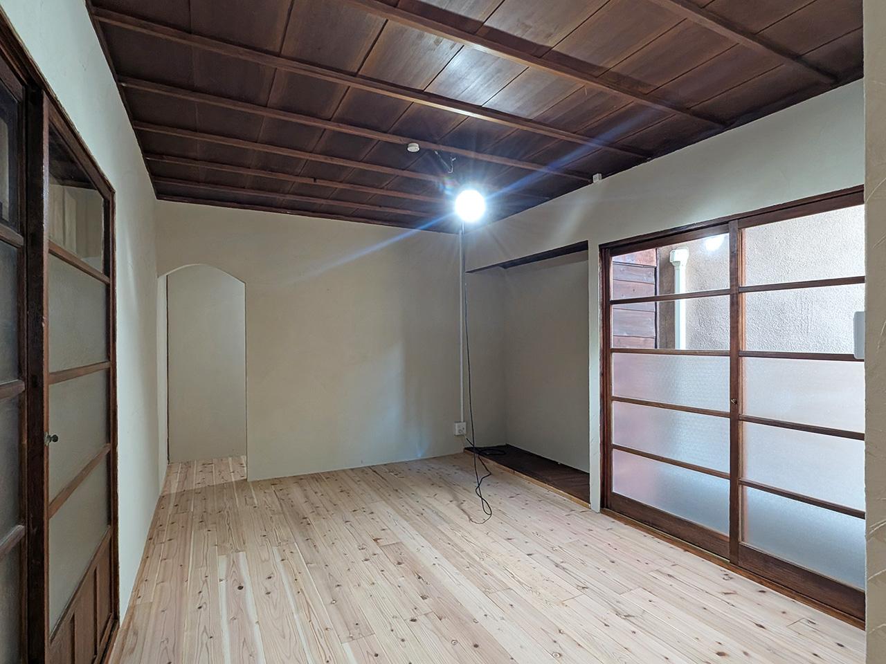 福岡市南区大楠の賃貸物件/切妻屋根のおうちみたいな開口がかわいい。奥はバックヤードに使えるスペースです。