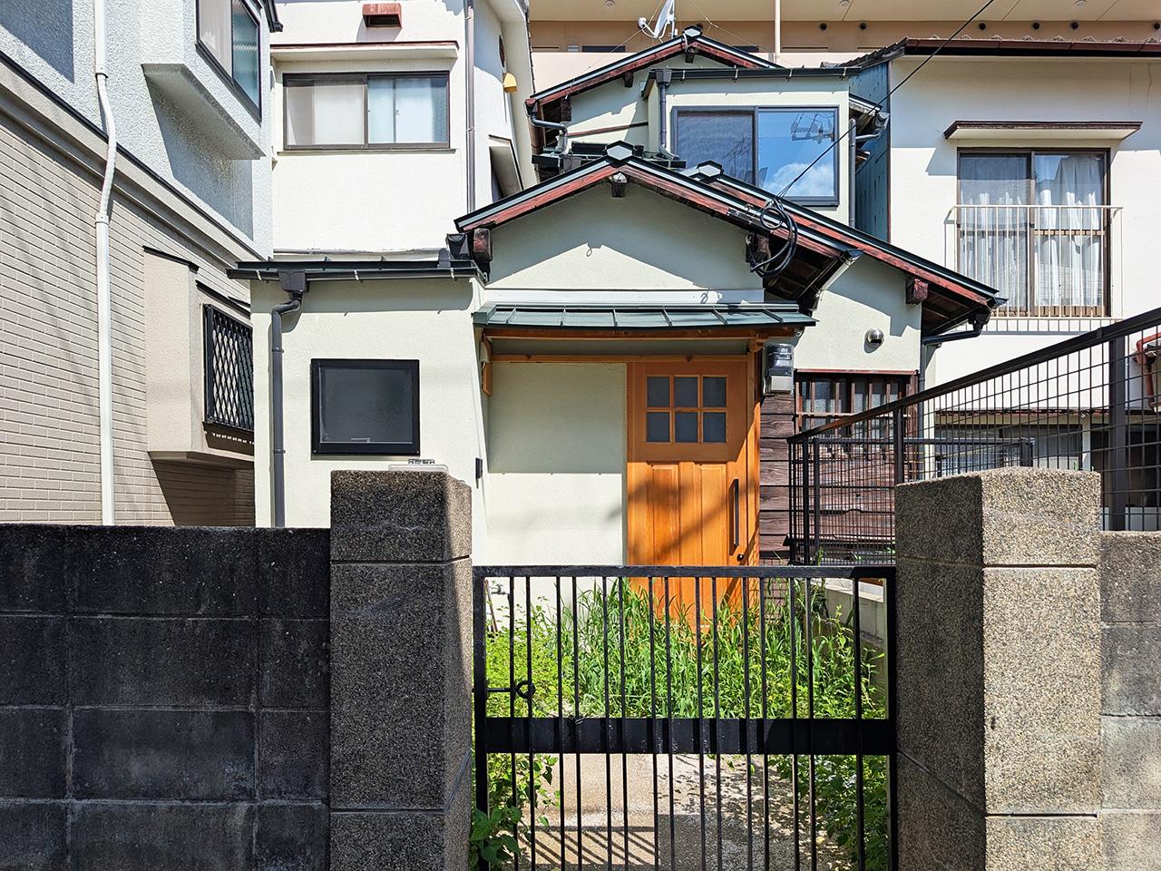 福岡市南区大楠の賃貸物件/ちまっとした外観。周辺はぎっしりと民家が建っています。