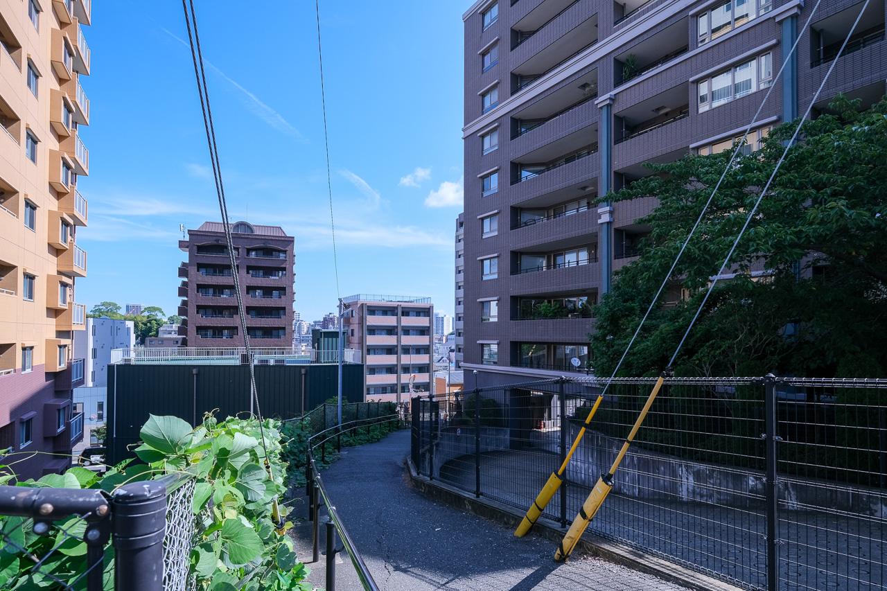 福岡市中央区桜坂の賃貸物件/桜坂駅まではこの坂道を降ります。まぁまぁ急だけど徒歩4分なので頑張れそう。