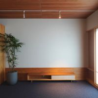 福岡市博多区春町の売買物件/裸足で歩きたくなる、ブルーのカーペットが敷かれたリビング。