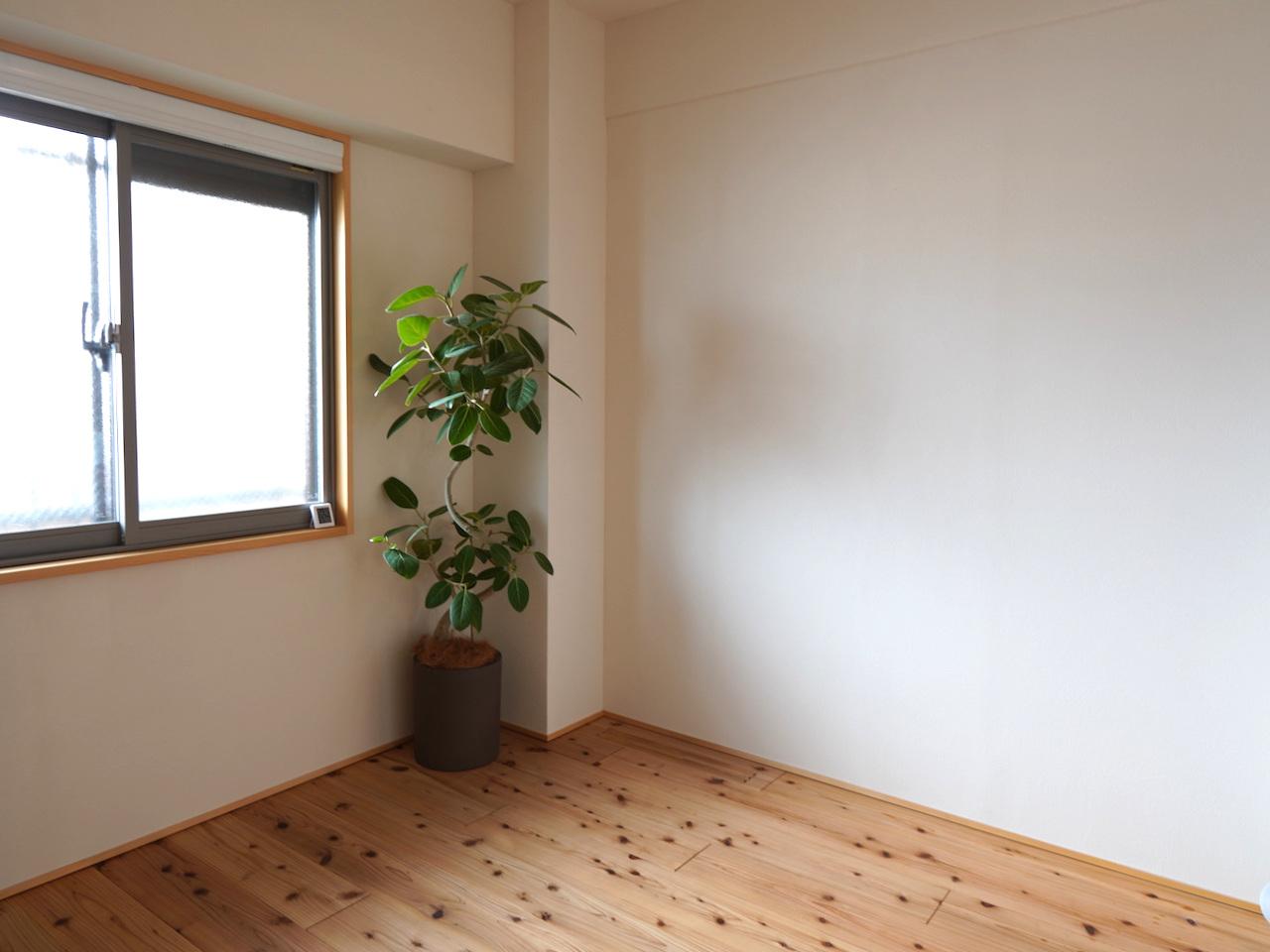 福岡市博多区春町の売買物件/洋室も床材のおかげで温かみのある雰囲気。