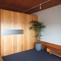 福岡市博多区春町の売買物件/木材の壁の裏は、ワークスペースになっています。