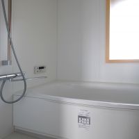 福岡市博多区春町の売買物件/お風呂は窓もあって明るいです。