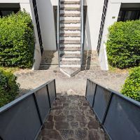 福岡市早良区賀茂の賃貸物件/石畳が素敵な階段ですが、まあまあ傾斜があるので足元には注意。