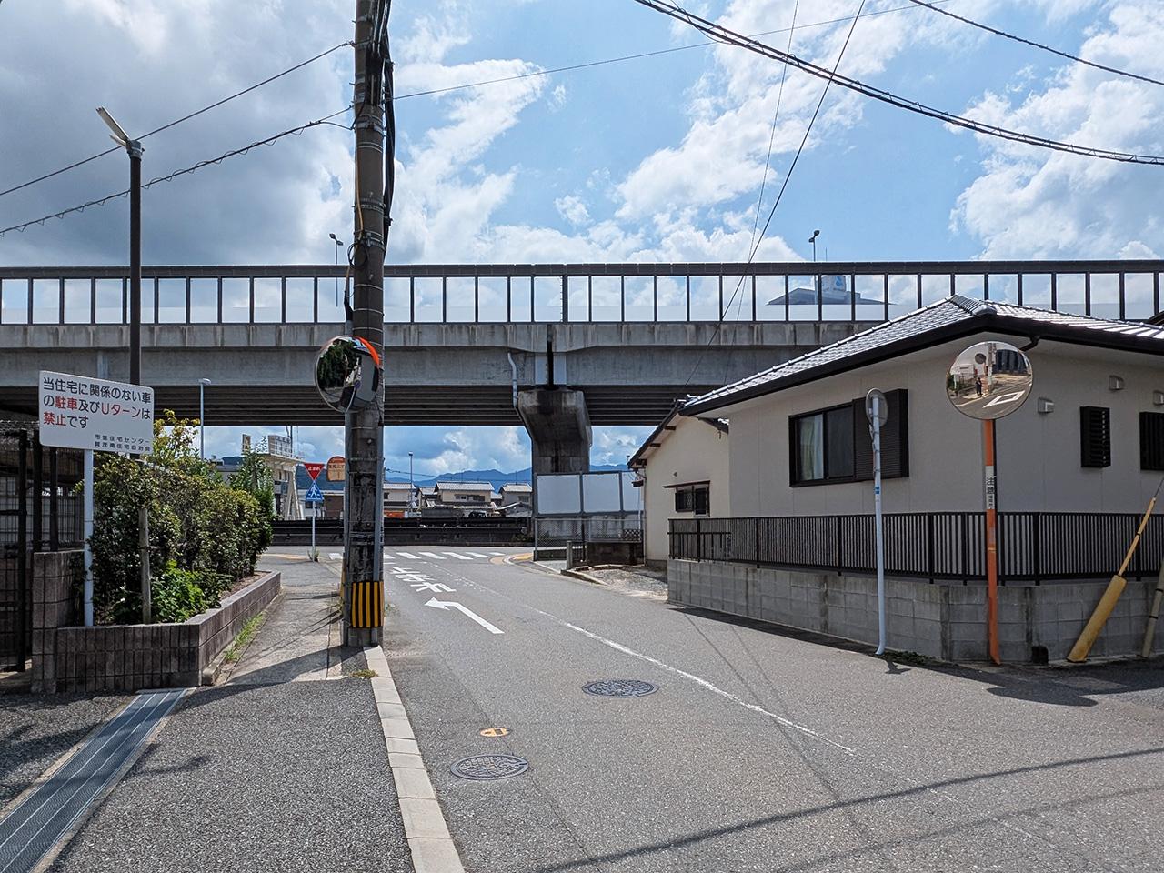 福岡市早良区賀茂の賃貸物件/地下鉄の最寄駅まで徒歩6分。すぐ近くを高速道路が走っています。