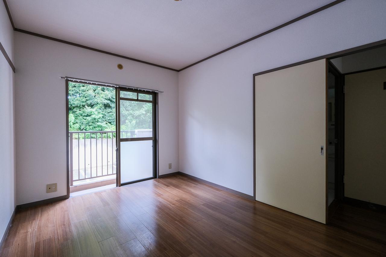 福岡市中央区谷の賃貸物件/お風呂の横の洋室。ここにも押し入れがあります。