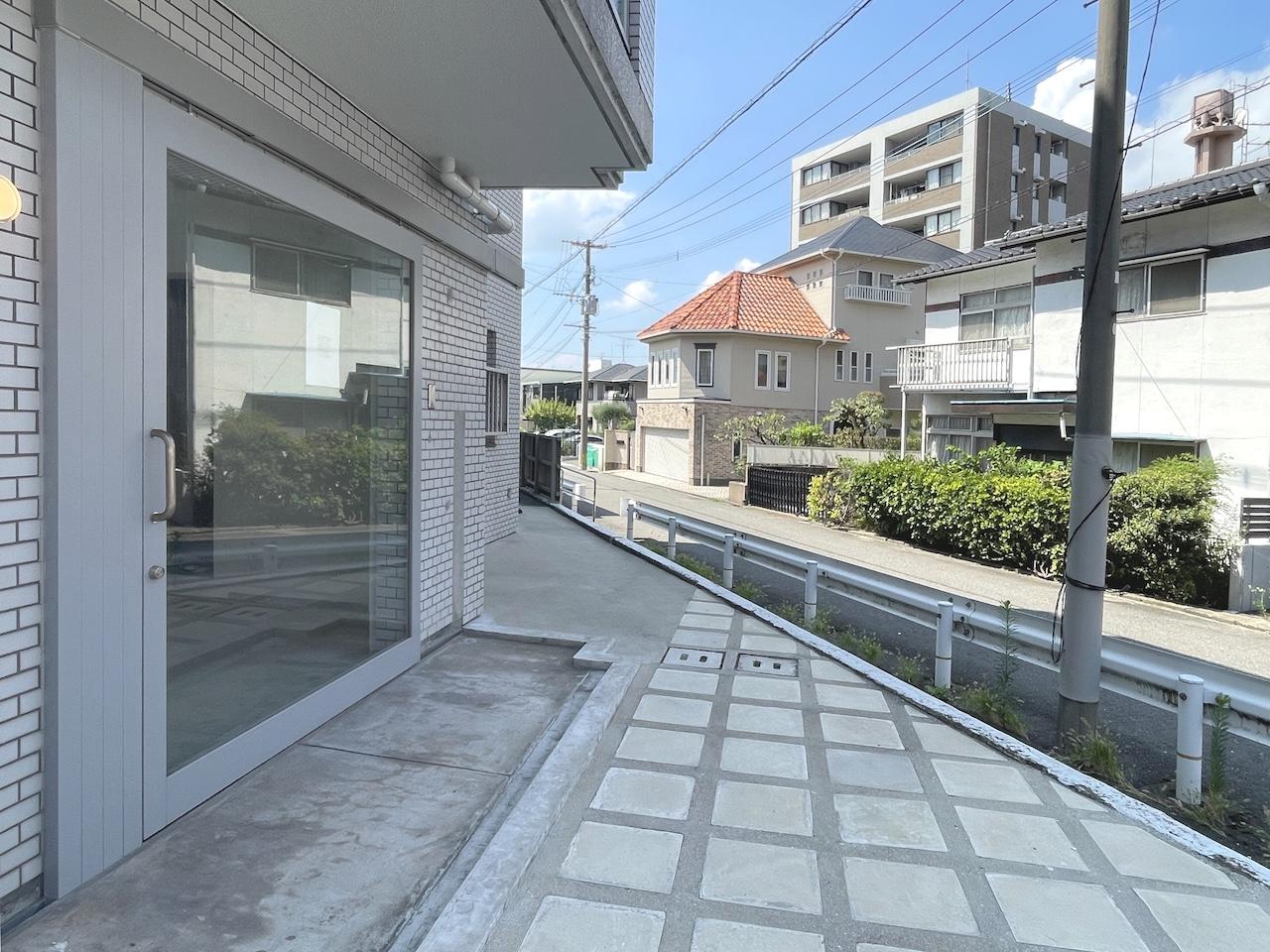 北九州市小倉北区井堀の賃貸物件/入り口前のテラス。植物や看板を置いてください。