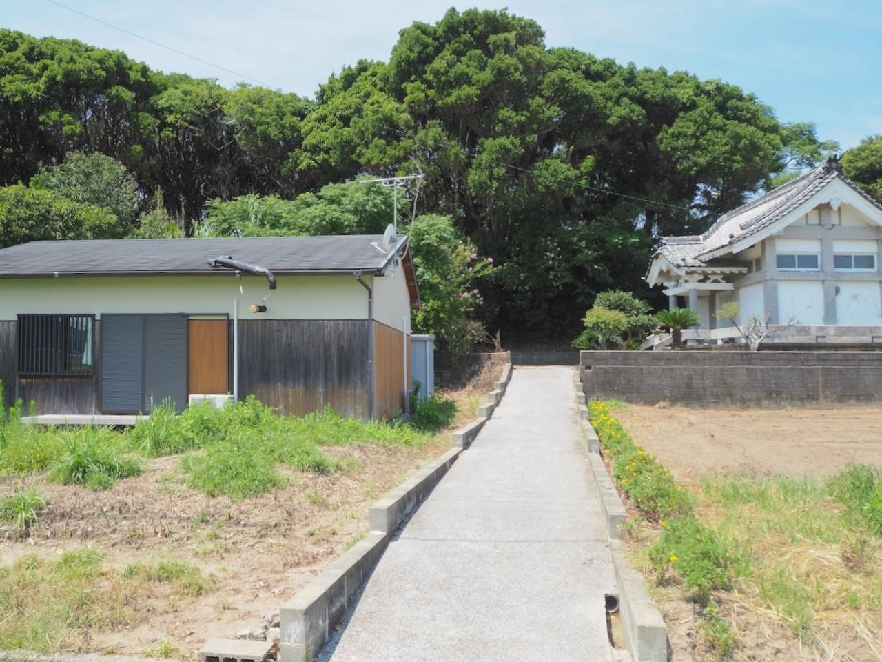 福岡県福津市勝浦の賃貸物件/隣にあるのは神社と納骨堂。