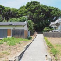 福岡県福津市勝浦の賃貸物件/隣にあるのは神社と納骨堂。