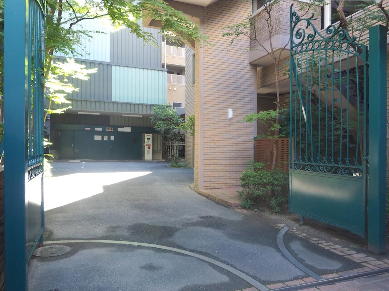 福岡市中央区大手門の賃貸物件/奥には立体駐車場、分譲マンションのため空きは要相談にあります。
