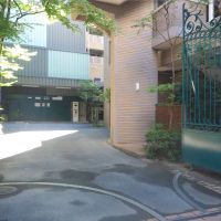 福岡市中央区大手門の賃貸物件/奥には立体駐車場、分譲マンションのため空きは要相談にあります。