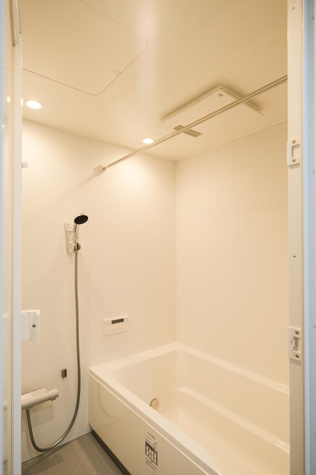 福岡市城南区神松寺の売買物件/浴室も白で統一。