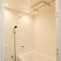 福岡市城南区神松寺の売買物件/浴室も白で統一。