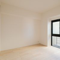 福岡市城南区神松寺の売買物件/こちらは4.8帖。左奥にクローゼットもあります。