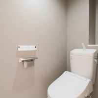福岡市城南区神松寺の売買物件/トイレはグレーのクロスで、大人っぽい雰囲気