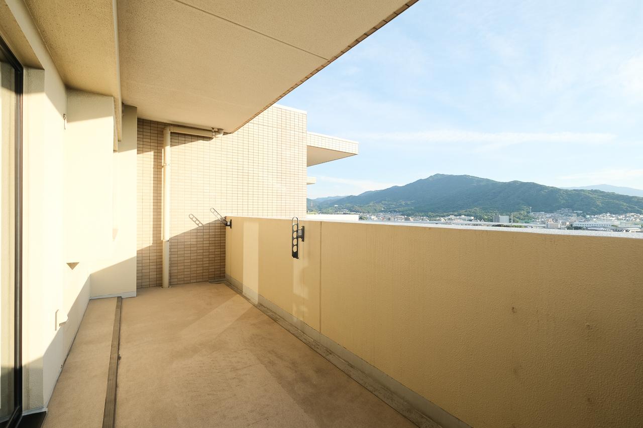 福岡市城南区神松寺の売買物件/バルコニーからは空の抜けがたっぷり。山の稜線がすぐそこに。