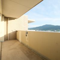 福岡市城南区神松寺の売買物件/バルコニーからは空の抜けがたっぷり。山の稜線がすぐそこに。