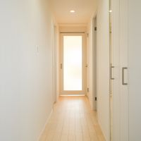 福岡市城南区神松寺の売買物件/玄関も潔く白で。