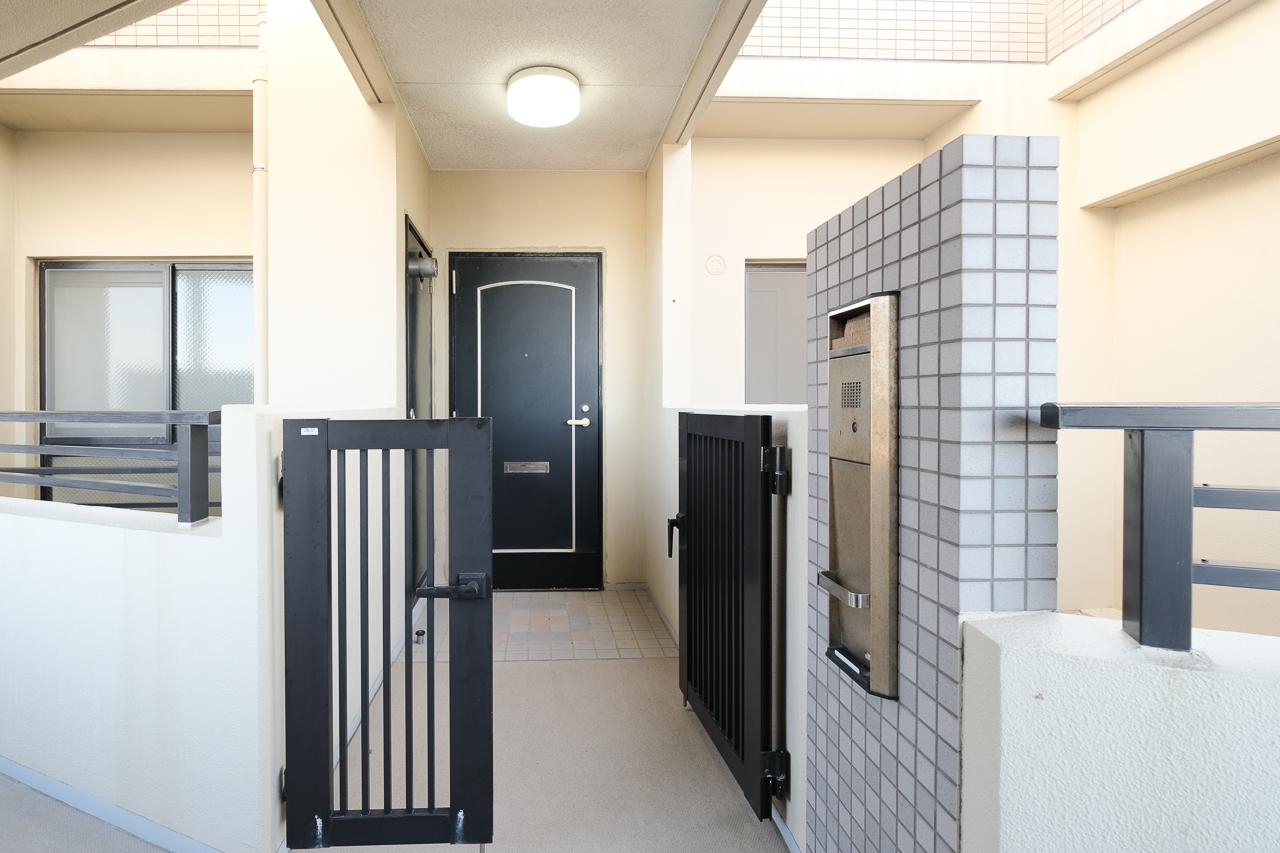 福岡市城南区神松寺の売買物件/玄関ポーチはベビーカーやアウトドア用品の仮置き場としても重宝しそう