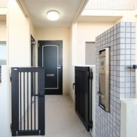 福岡市城南区神松寺の売買物件/玄関ポーチはベビーカーやアウトドア用品の仮置き場としても重宝しそう