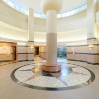 福岡市城南区神松寺の売買物件/円形ホールでつながる三棟。華やかさのある共用部です。