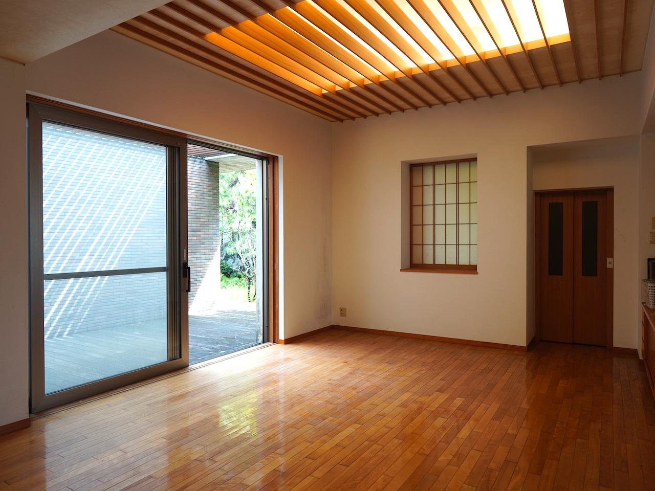 福岡市南区桧原の売買物件/大きな窓からは、光がたっぷりと入ります。
