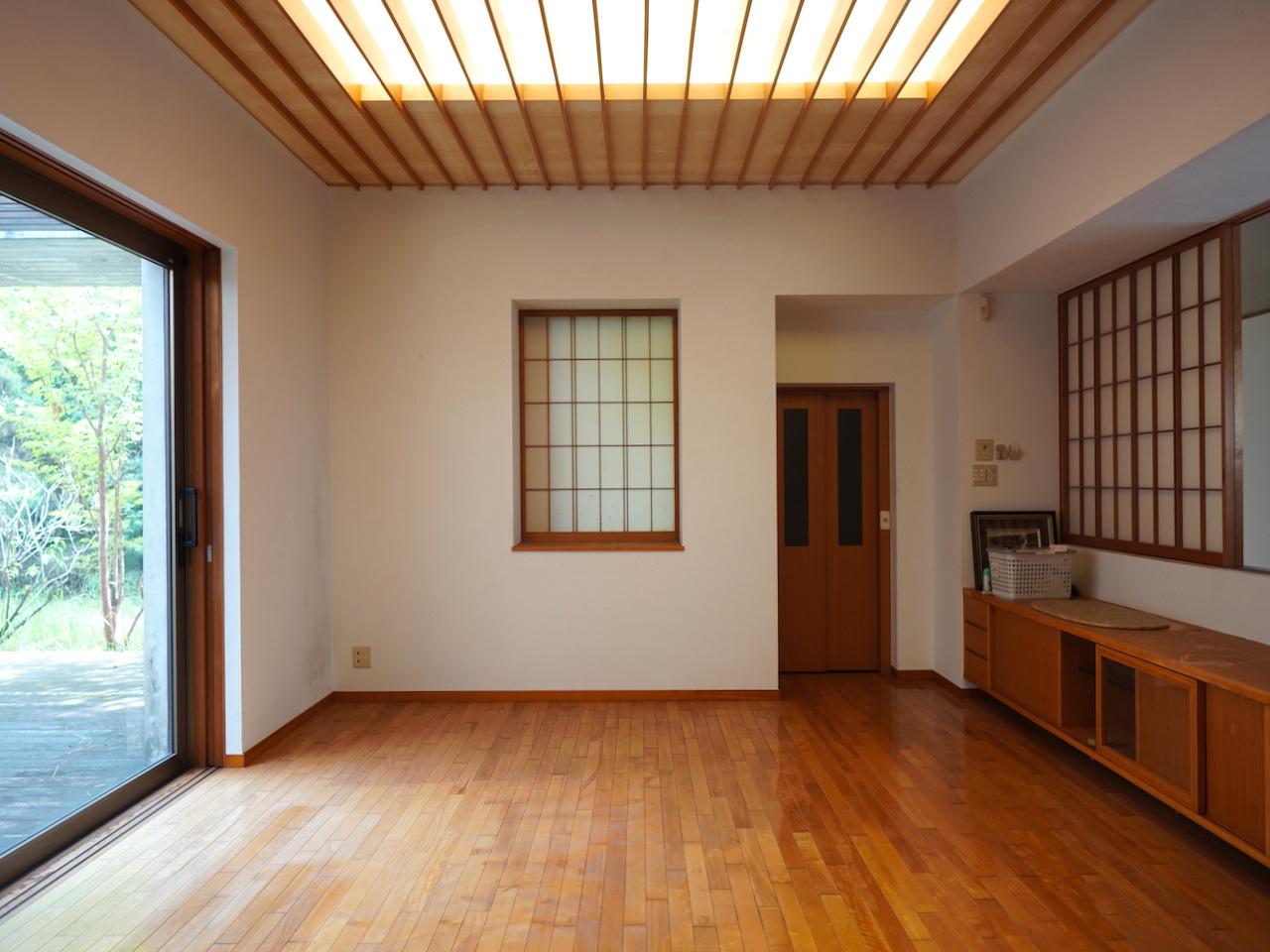 福岡市南区桧原の売買物件/光と木が織りなす、居心地のいいリビング。右手にはホームエレベーター。