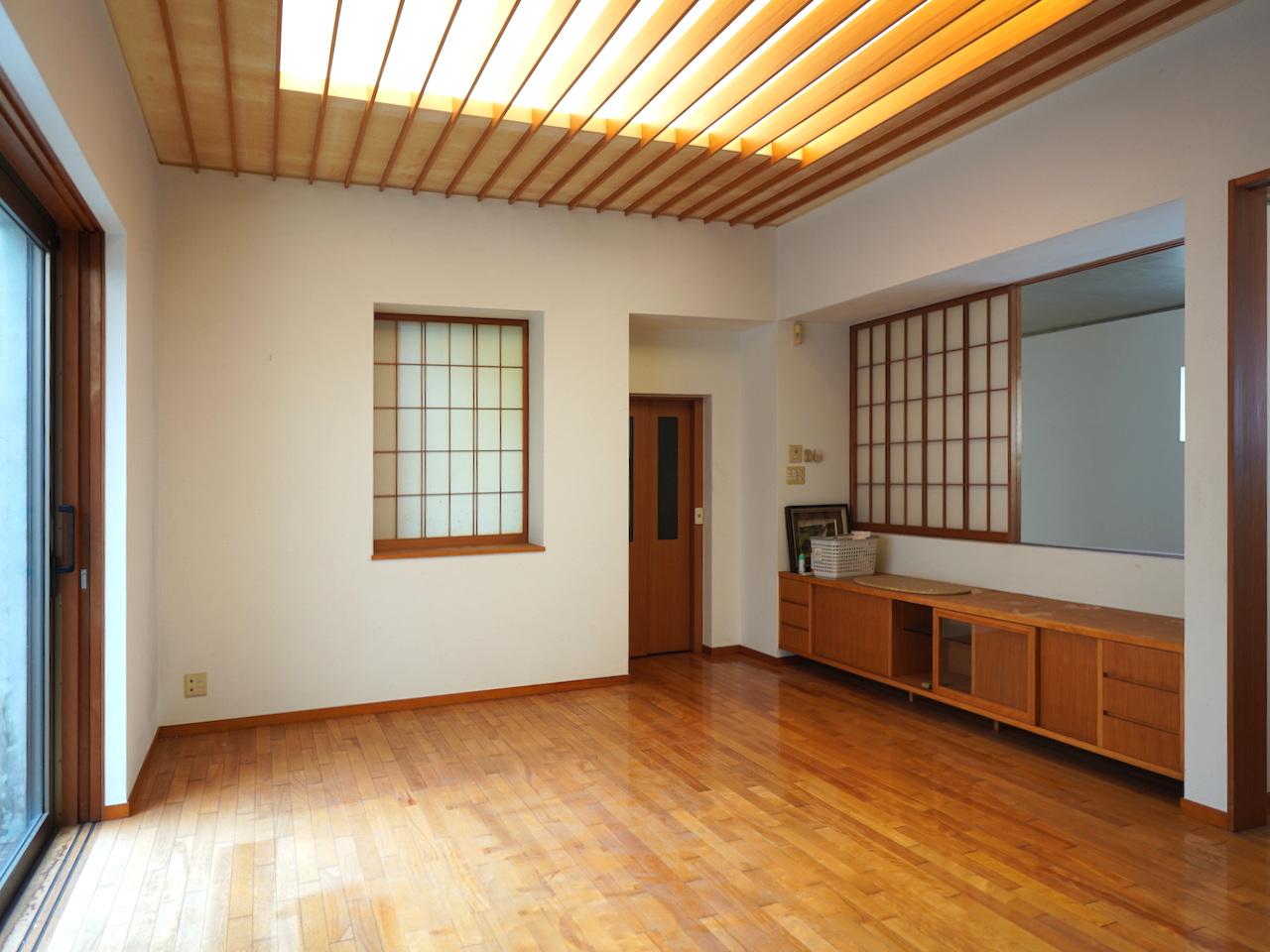 福岡市南区桧原の売買物件/間接照明で照らすリビング。夜はこの家の上質さがいっそう際立つでしょう。