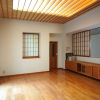 福岡市南区桧原の売買物件/間接照明で照らすリビング。夜はこの家の上質さがいっそう際立つでしょう。