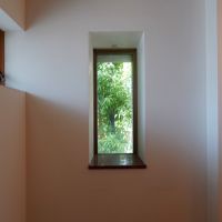 福岡市南区桧原の売買物件/階段を登るとグリーンがチラリと見える小窓が。